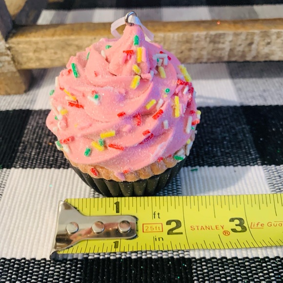 3 Pastel Cupcakes with Sprikles - Picture 5 of 6